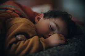 Los niños que tienen un horario  de sueño variable presentan un menor rendimiento escolar.